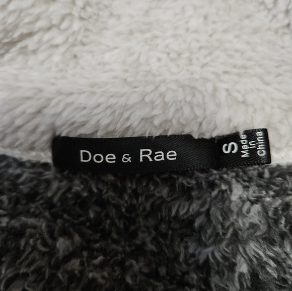 Doe &Rae Pullover - Picture 4 of 5